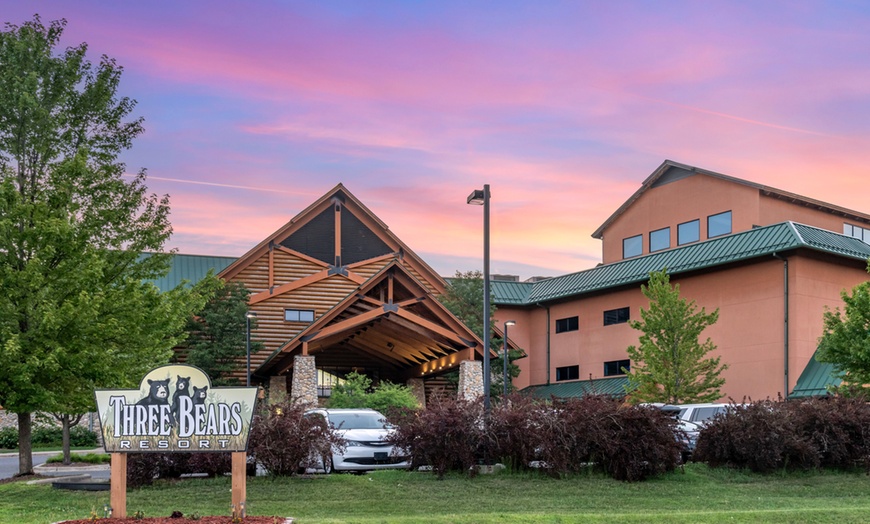 Image 2: Slides, pools & family fun at a Wisconsin waterpark resort