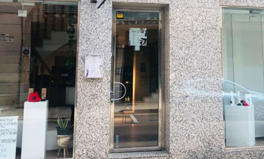 Image 4: Hasta 4 sesiones de 1 hora de radiofrecuencia facial en cara y cuello