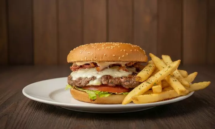 Combo de burgers con patatas y bebida take away para 2 o 4 personas