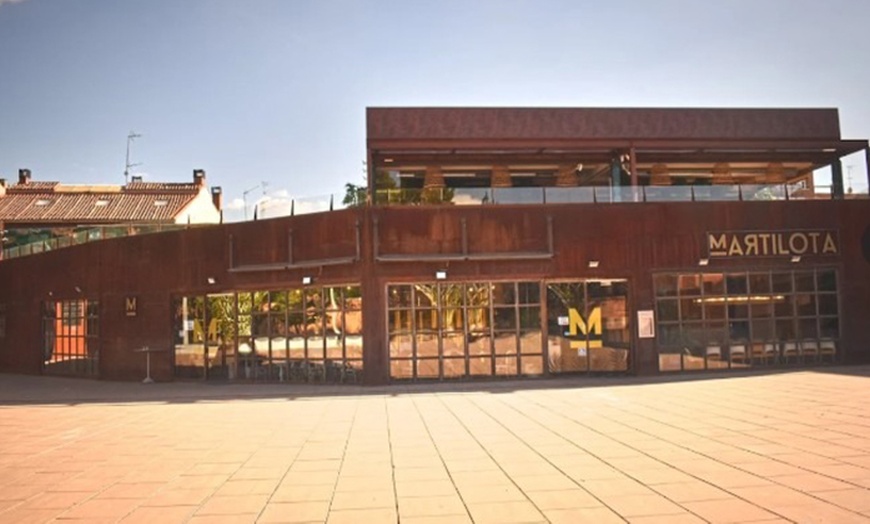 Image 12: Menú mediterráneo con postre y bebida o botella de vino para 2 o 4