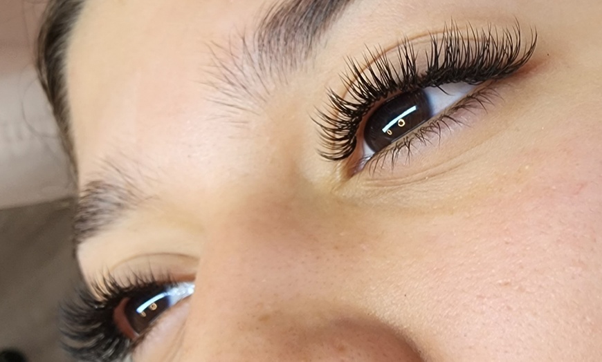 Image 4: Transform Your Look with Full Set of Classic Eyelash Extensions 