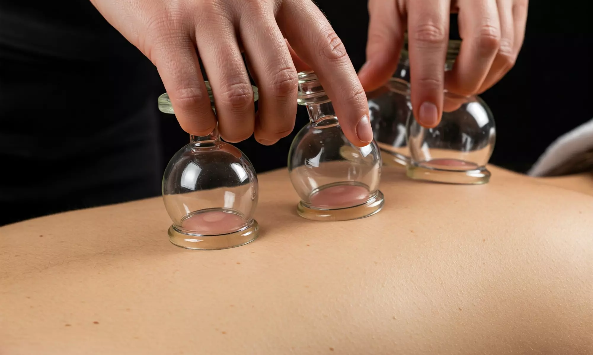 Alivia tus dolores con un masaje combinado a elegir de 35 o 45 minutos para 1 persona con hasta 71% de descuento - Primary Image