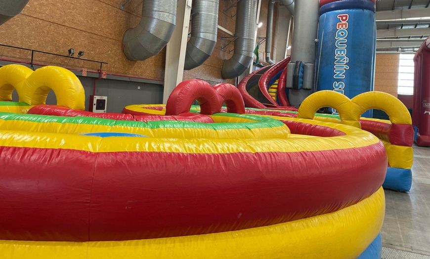 Image 6: Entrada al circuito de hinchables Crazy Warriors con opción de comida