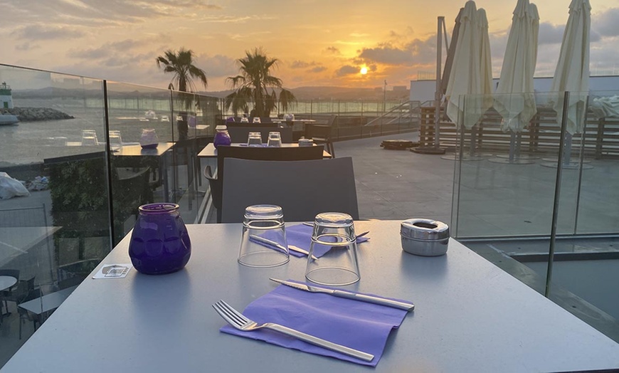 Image 9: Formule à la carte entrée-plat-dessert avec vue mer pour 1 ou 2 pers.