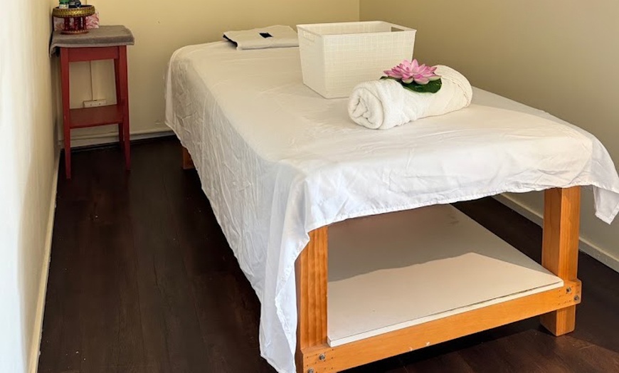 Image 3: 60- or 90-Minute Full Body Relaxing Oil Aroma Massage with Foot Rub