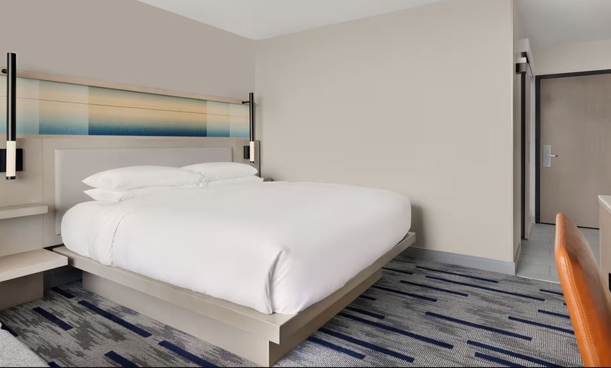 Image 5: Modern Stay with Easy Access to NYC