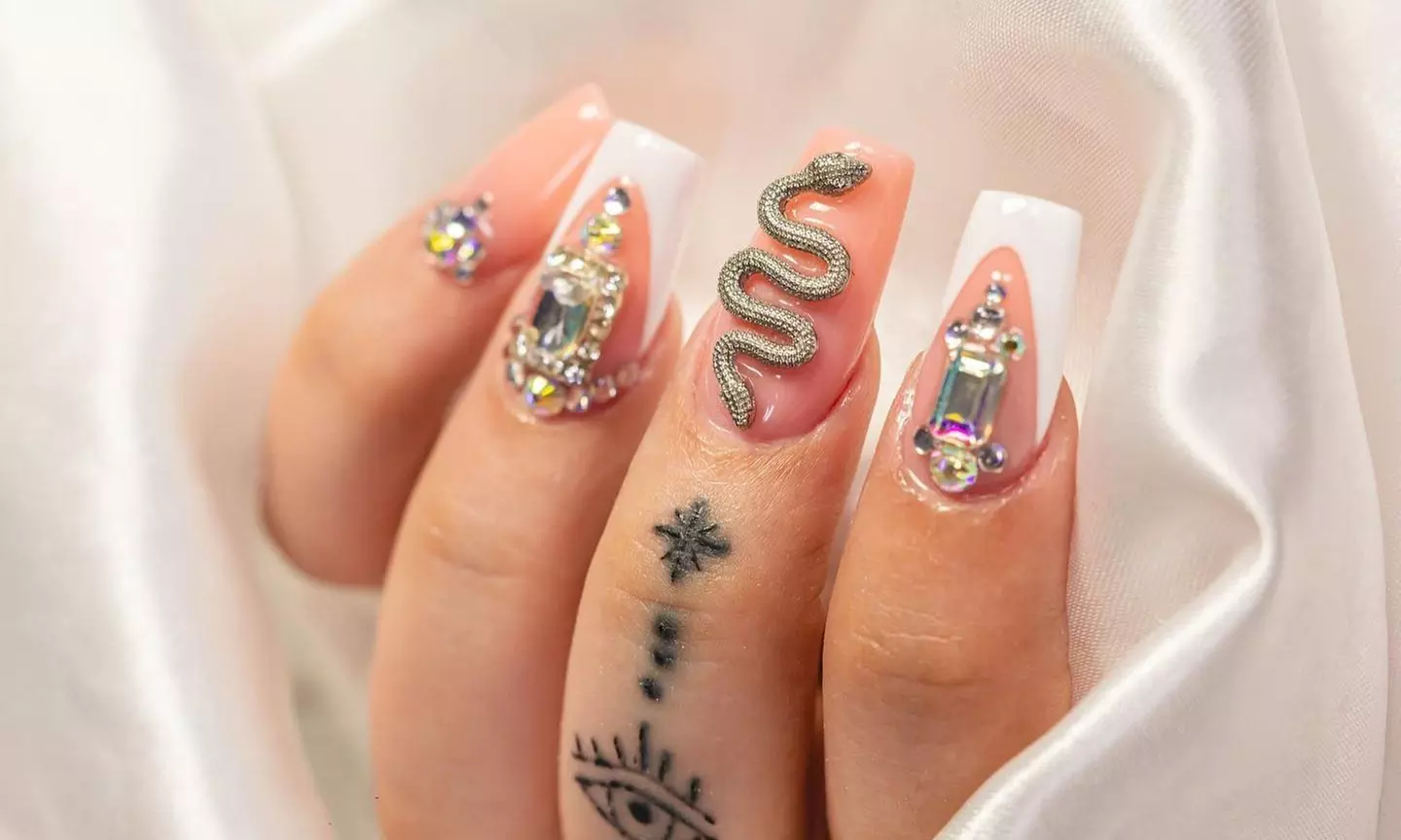 Sesión de manicura y/o pedicura con esmaltado normal o semipermanente