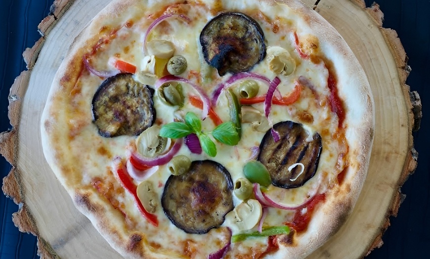 Image 7: Verse pizza's en frisdrank om af te halen en thuis van te genieten