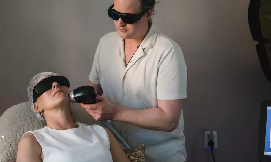 Gun je huid een schone start en ontdek laserbehandeling tegen vlekjes