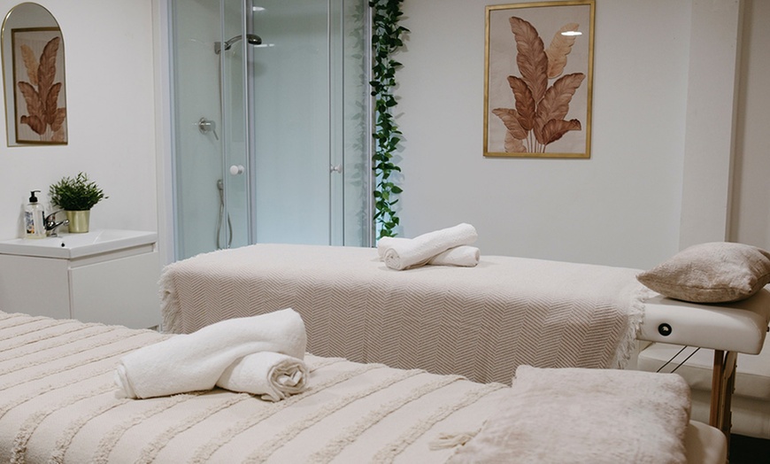 Image 5: Masaje con técnica a elegir o Beauty party para 3 o 4 personas 