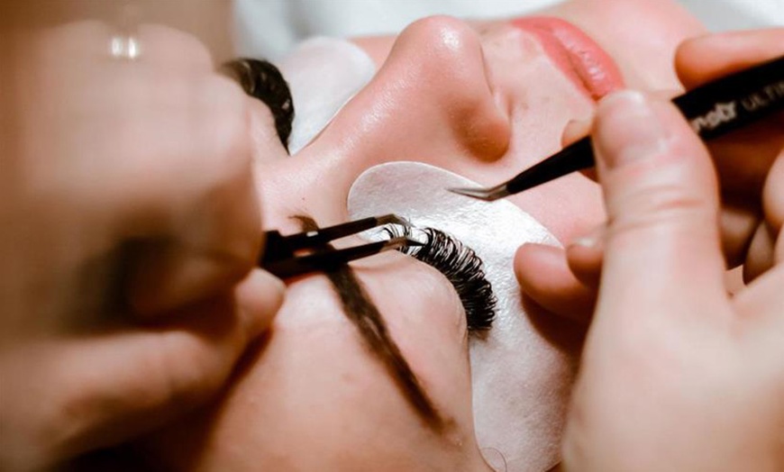 Image 1: Lifting y tinte de pestañas con opción a diseño y laminado de cejas