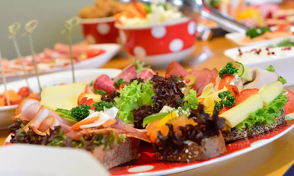 Frühstücksbuffet inkl. 1 Glas Sekt für 2 oder 4 Personen