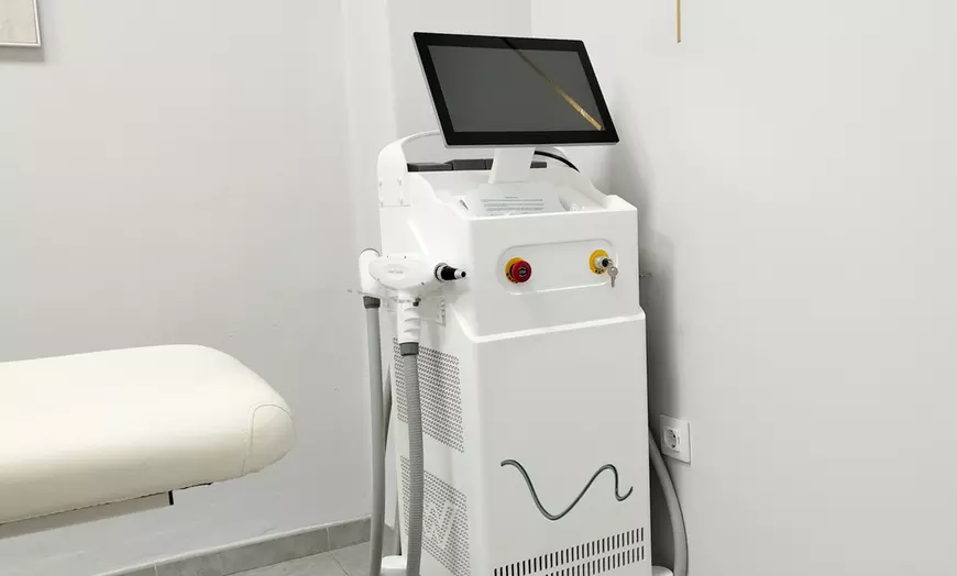 Image 2: 1 o 2 sesiones de radiofrecuencia facial y punta de diamante 