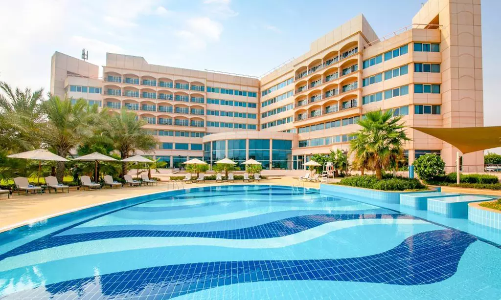 Abu Dhabi: One Night Stay with Breakfast and Dinner