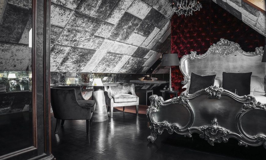 Image 13: Stadhampton: Romantic Stay for 2 with Dinner & Champagne