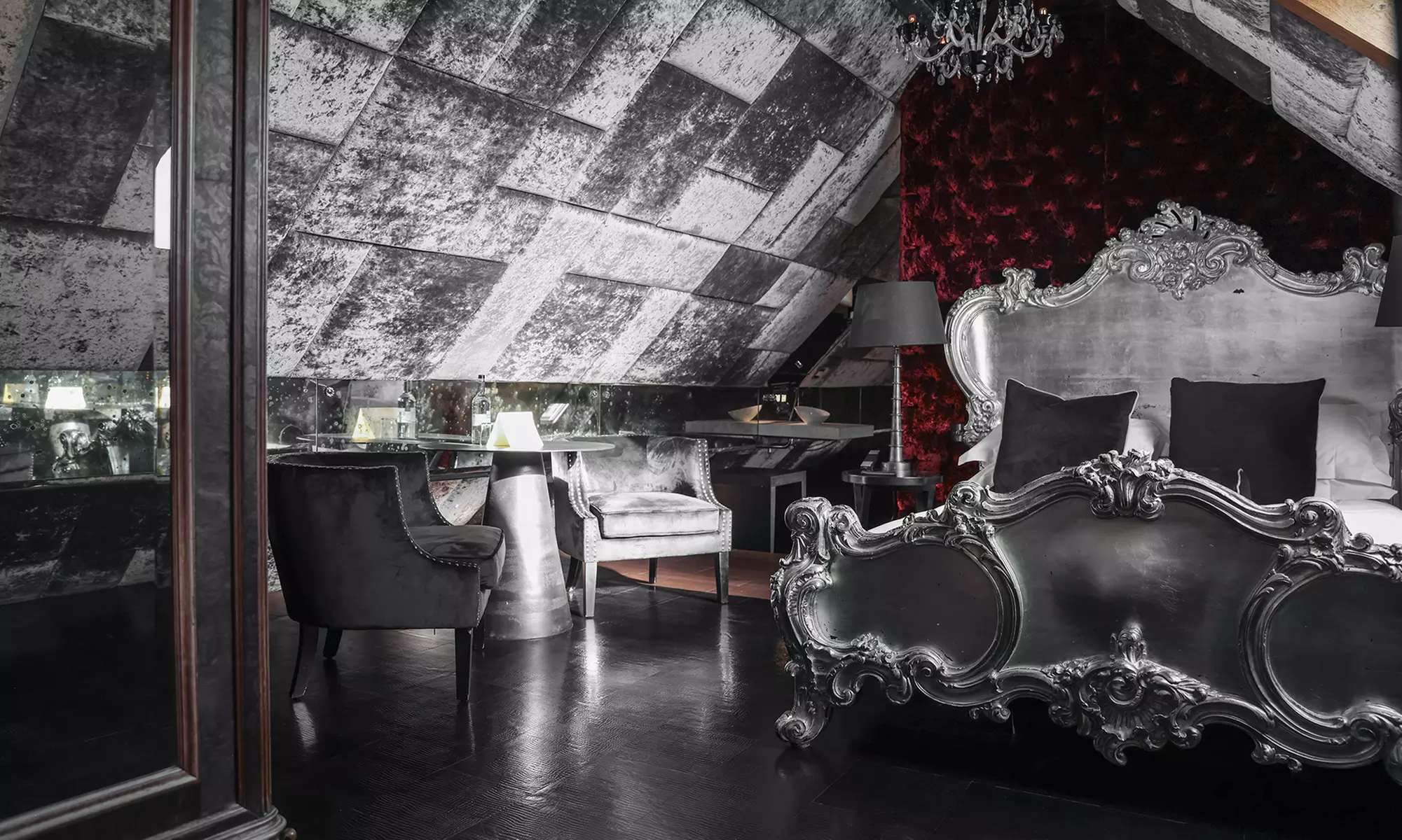 Stadhampton: Romantic Stay for 2 with Dinner & Champagne