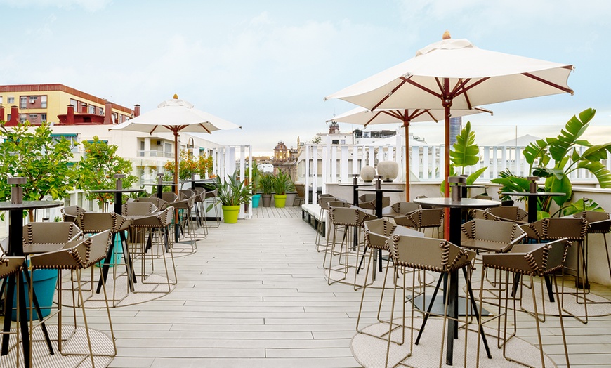 Image 4: Botella de cava, vino o Moët con trufas, quesos y macarons para 2