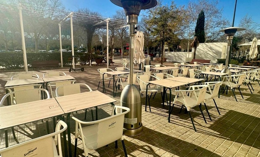 Image 9: Cata frente a L´Hemisferic de 4 vinos maridados con 2 tipos de quesos