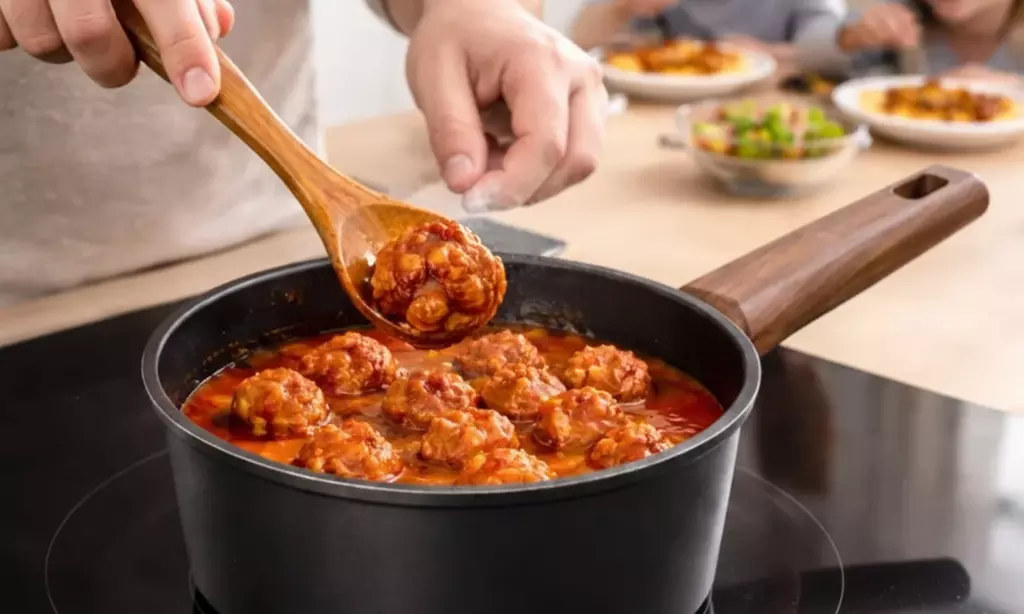 Set di pentole con coperchi in vetro