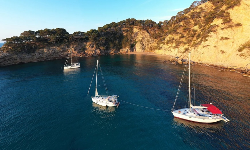 Image 3: Paseo en barco de vela con cava y sunset o luna llena para 2 a 6 pax.
