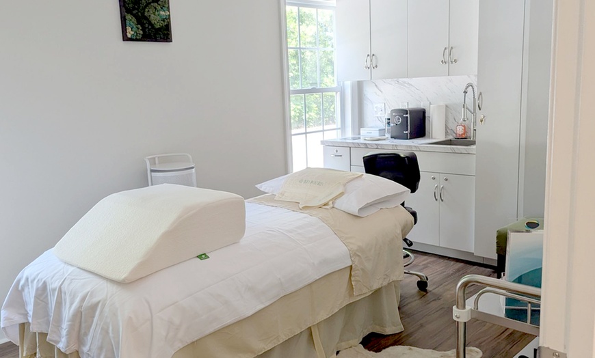 Image 2: Rejuvenate Your Look with 20 or 40 Units of Xeomin Injections