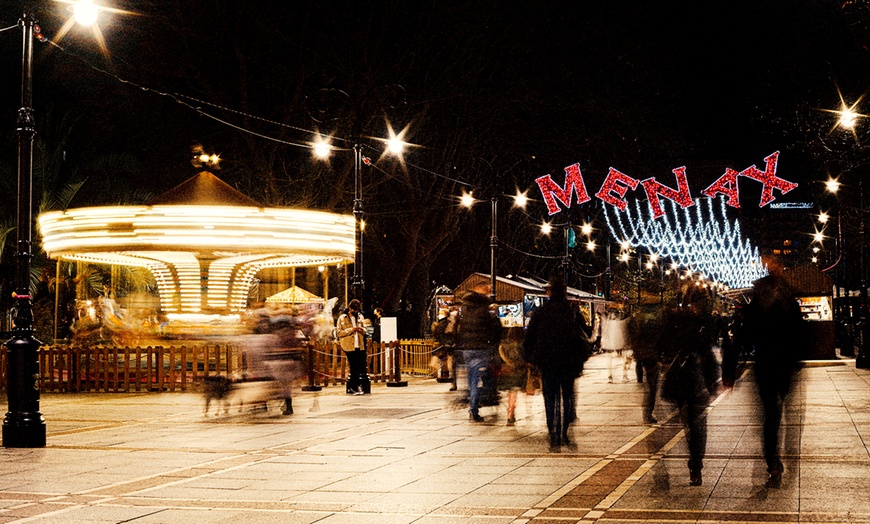 Image 2: Sesión de fotos Navideñas en familia en Gijón