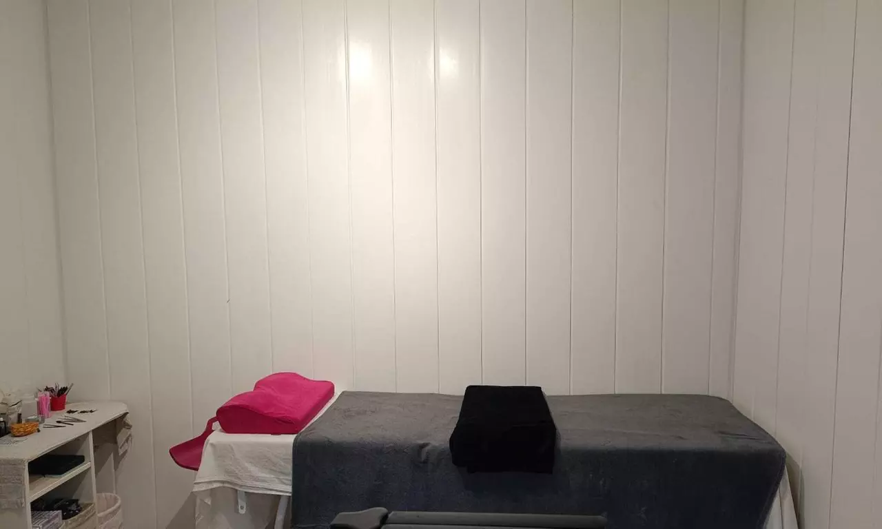 Primera puesta de uñas acrílicas con esmalte y diseño opcional