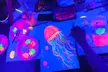 Taller PINTA LUZ de pintura neón bajo luz UV para 1 o 2 personas, niños y adultos con un 23% de descuento - Second Medium