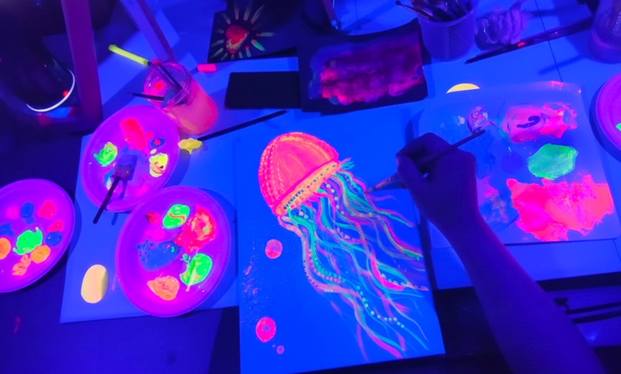 Image 3: Taller PINTA LUZ de pintura neón para 1 o 2 personas, niños y adultos
