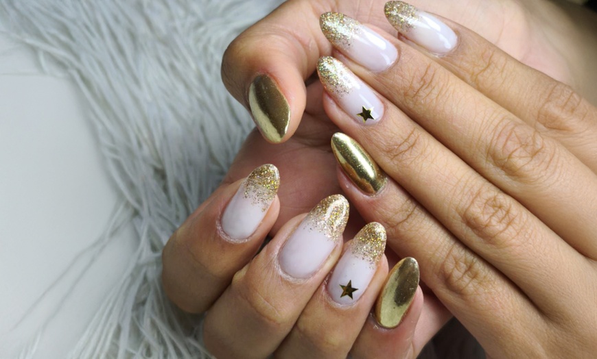 Image 9: Manicura y/o pedicura normal o semipermanente y primera puesta de uñas