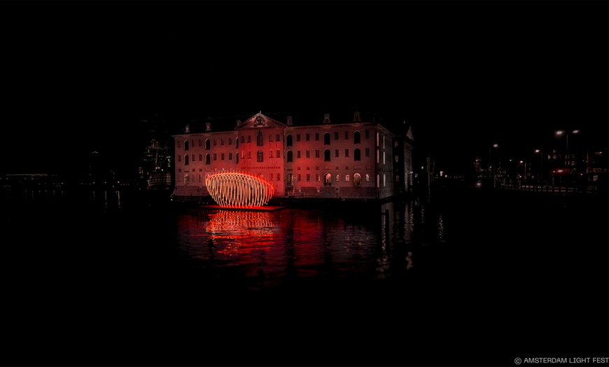 Image 12: Amsterdam Light Festival vanaf het water in luxe open sloep