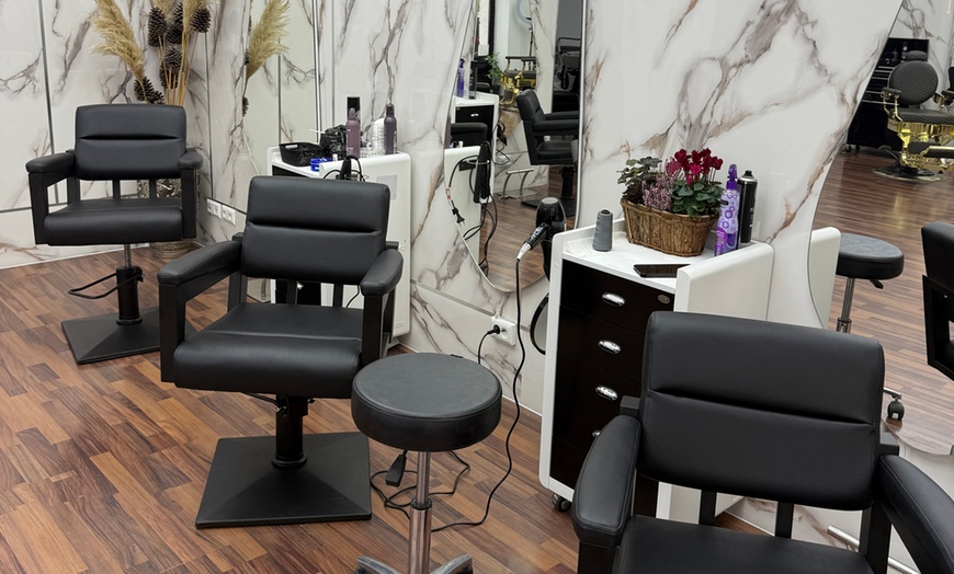 Image 3: Waschen, Schneiden und Föhnen mit optionaler Ansatzfarbe für 1 Person