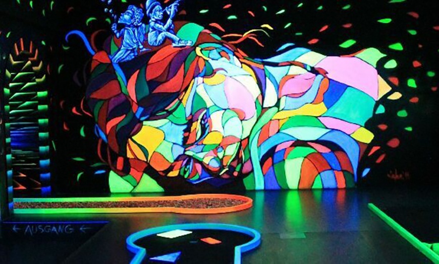 Image 3: 3D-Schwarzlicht-Minigolf für 2 bis 8 Personen