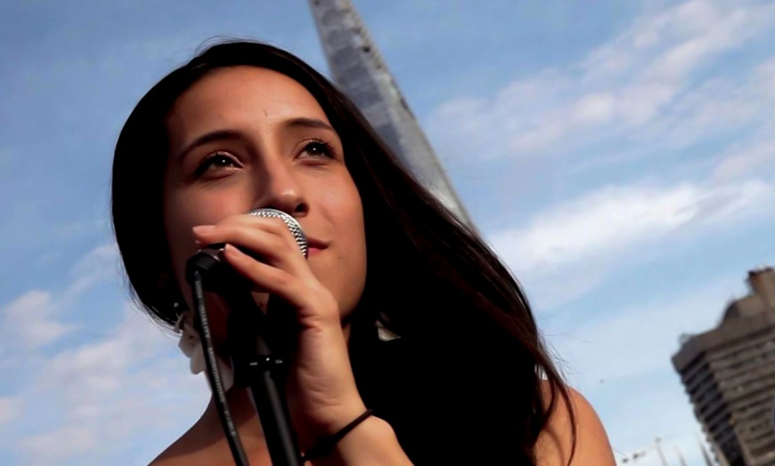Image 5: River cruise on the Thames with live music and canapés