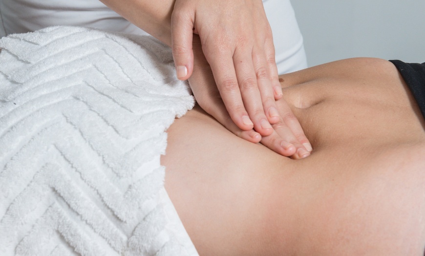 Image 2: Massage détoxifiant : l'art de la purification