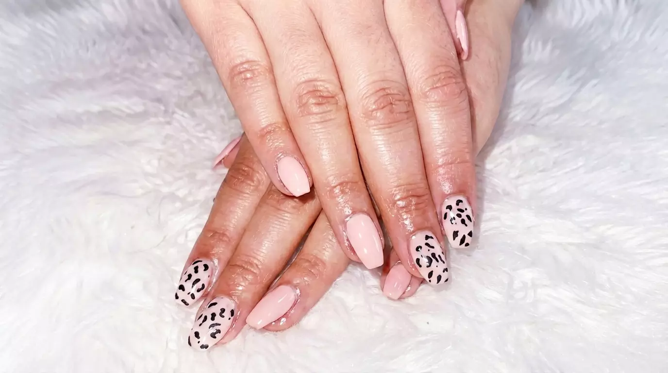 Polygel Neumodellage, optional mit Maniküre für 1 Person