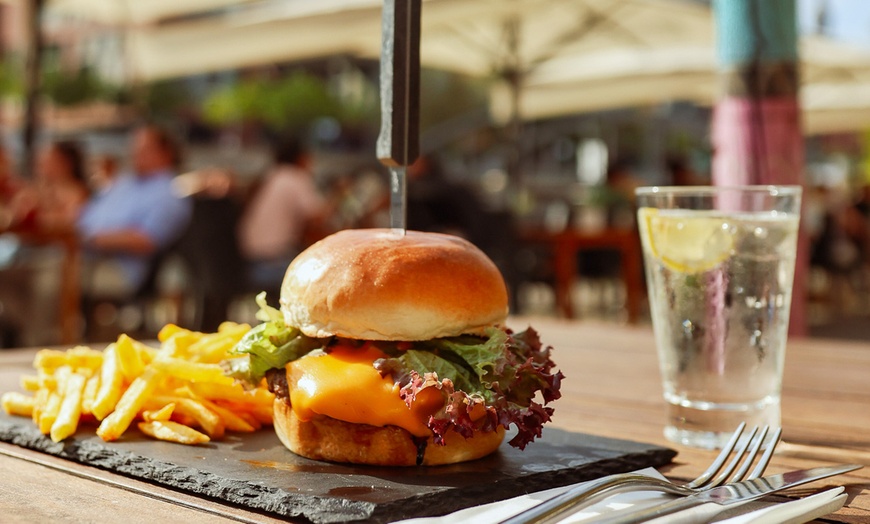 Image 5: Hafencity-Mittagsmenü mit Burger, Beilage & Dessert für 1 - 4 Personen