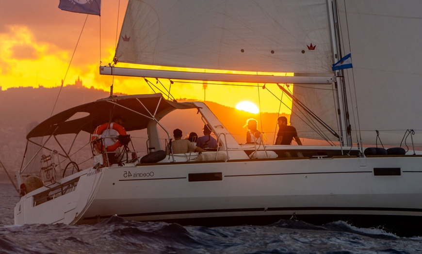 Image 10: Tour en barco de 2h y 4h en Barcelona, varias opciones disponibles 