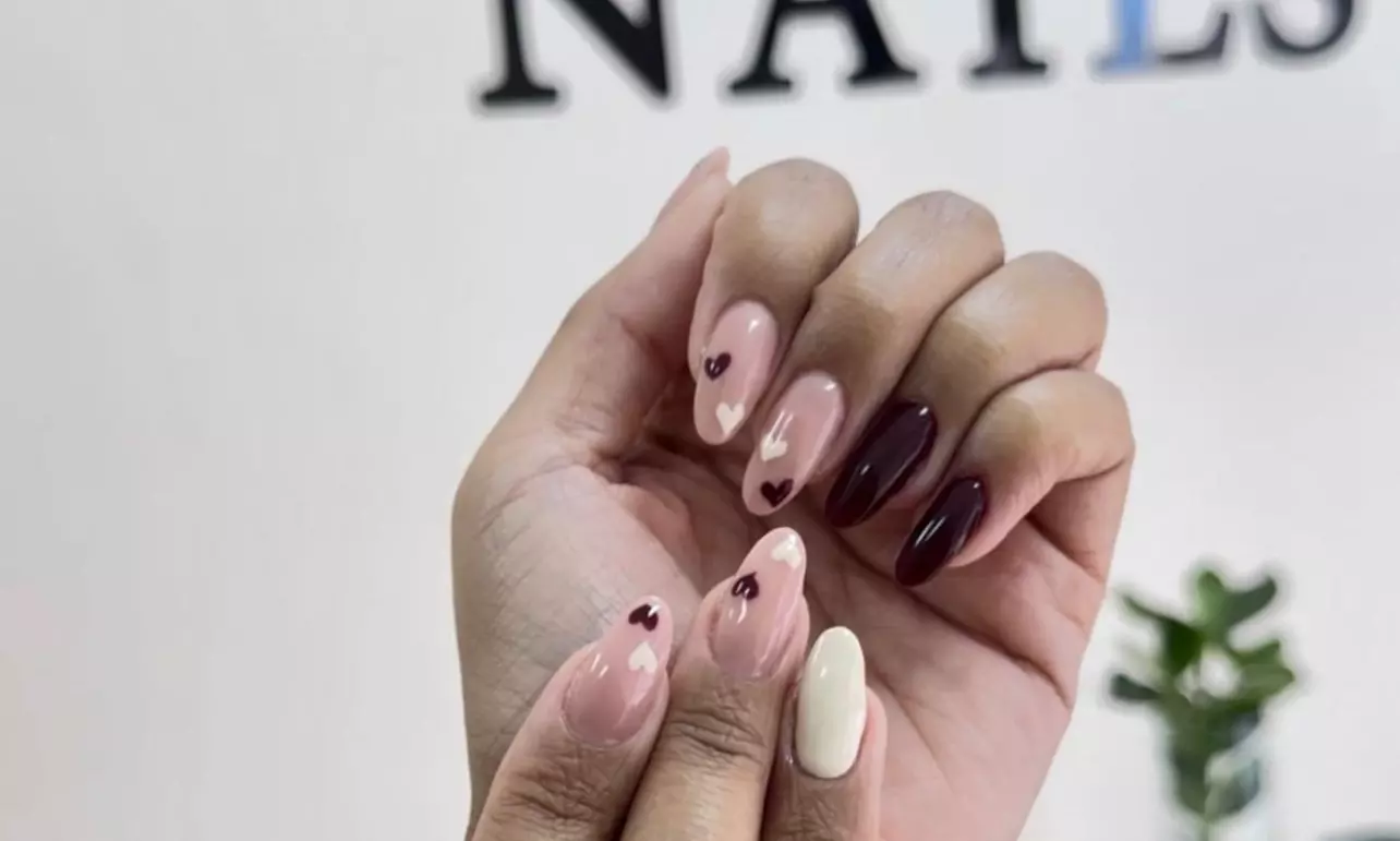 Manicura, pedicura o manipedicura semipermanente con diseño en 1 uña