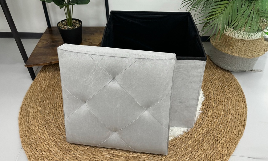 Image 8: Puff cuadrado con tapizado de terciopelo