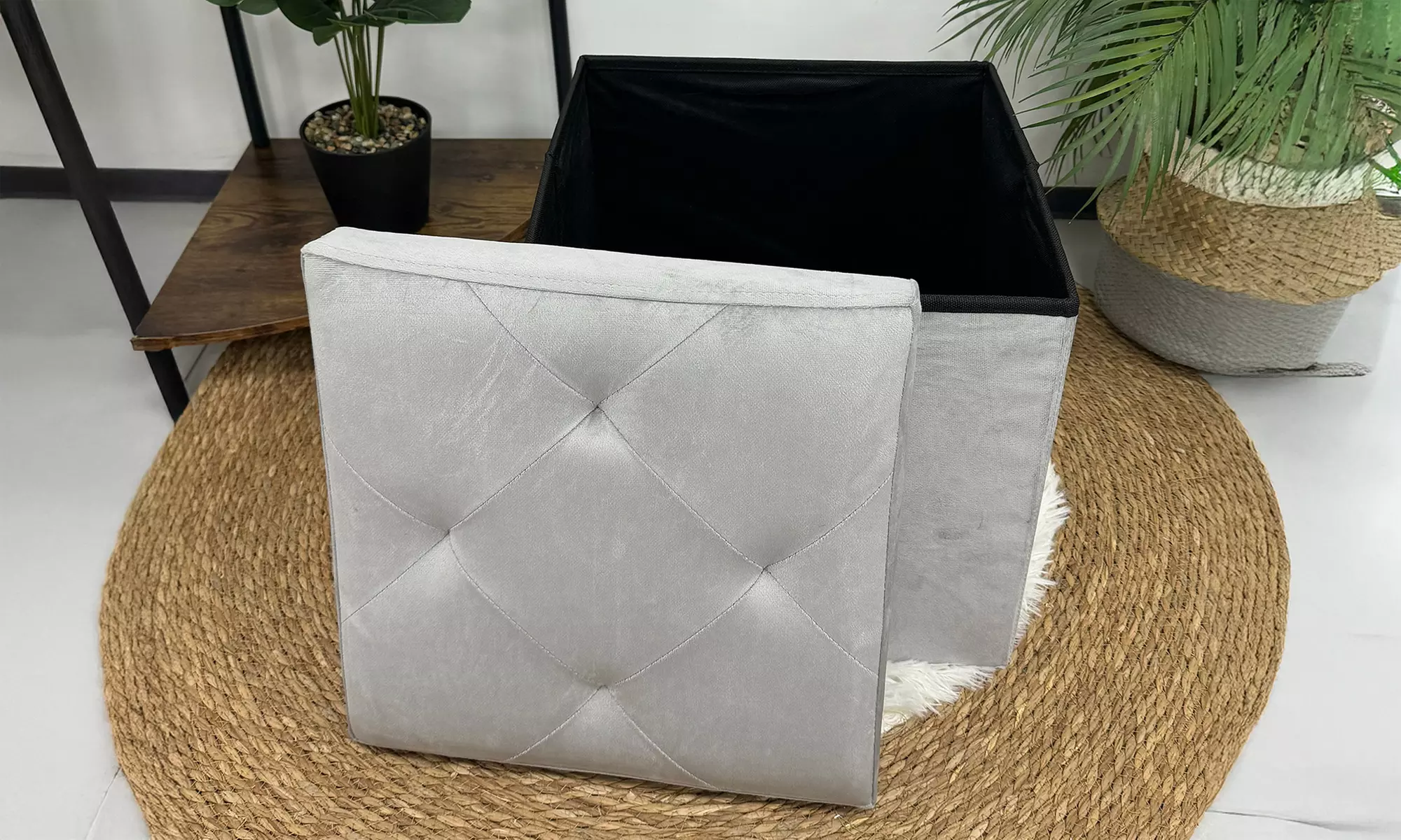 Puff cuadrado con tapizado de terciopelo