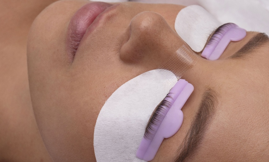 Image 2: Lifting y tinte de pestañas y opción a depilación y laminado de cejas