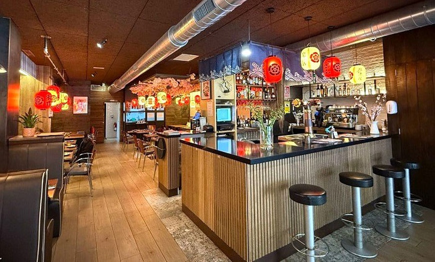 Image 2: Menú japonés para 2 o 4 personas con opciones clásicas o gourmet