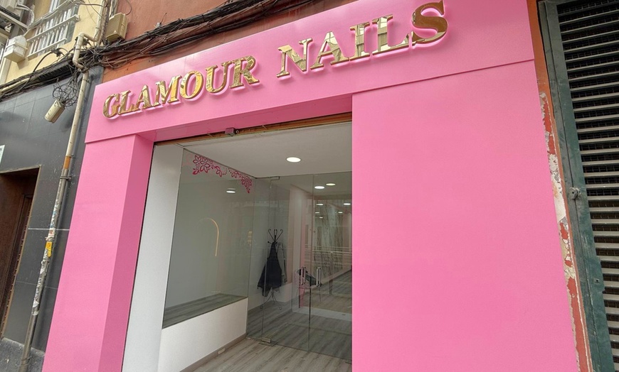 Image 8: Manicura y/o pedicura con esmaltado normal o semipermanente