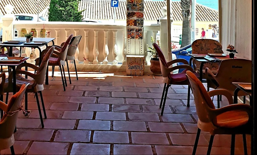 Image 12: Mariscada con bogavante para 2 con vino en restaurante mediterráneo