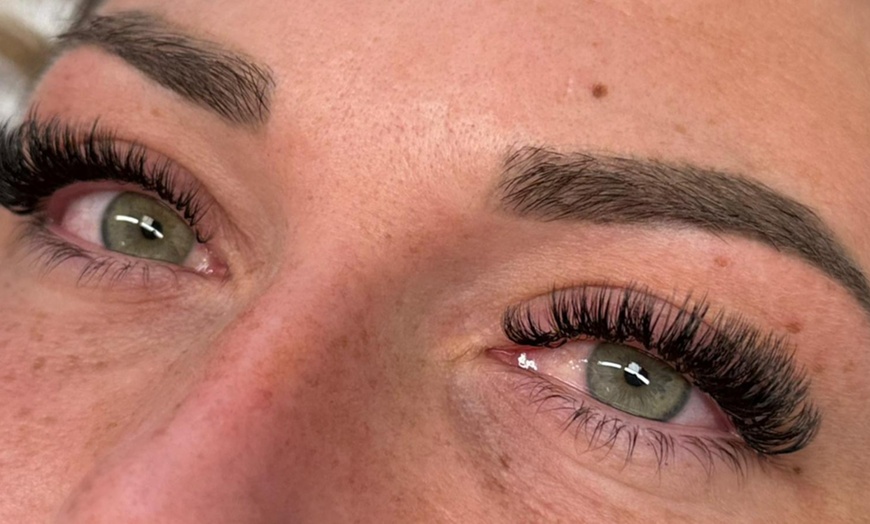 Image 4: Light Volumen-Wimpernverlängerung für 1 Person