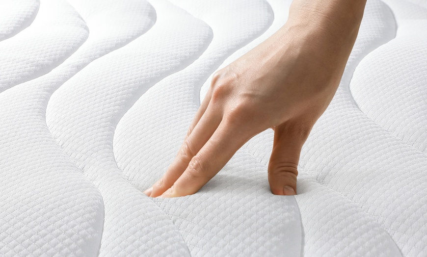 Image 4: Colchón de muelles ensacados y waterfoam, de The White Stone