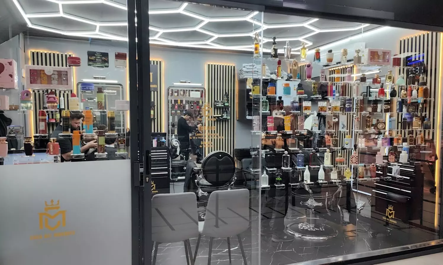 Sesión de peluquería masculina con arreglo de barba y vapor de ozono