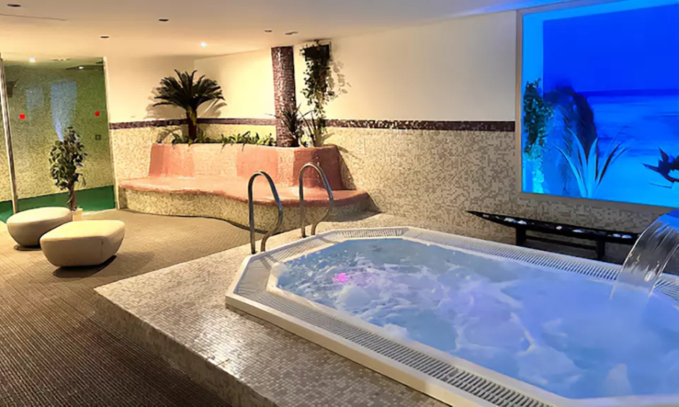 Relaja cuerpo y mente con un spa privado para 2 con cava, fruta y opción a masaje, ahorra hasta un 54% - Primary Image