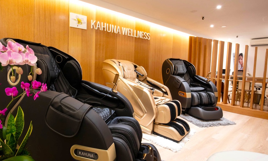Image 2: Get a 30-Min or 60 Min Kahuna Aqua Machine Massage + Opt Kahuna Chair